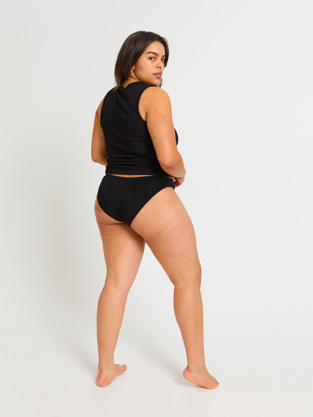 CLSCLMBLAW_MB_Classic_Cheeky_Brief_Light_Moderate_Black_BiancaM_3.jpg